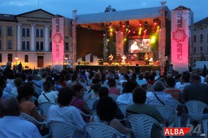sarbatoarea muzicii oameni public piata cetatii concert