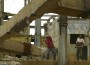 Romanialaisen Zlanan kaupungin metallinsulattamon purkaminen antaa elannon osalle kaupunkilaisista.
Betonin louhiminen on raakaa tyt. Vahvimmat kervt 50 kiloa metallia pivss.