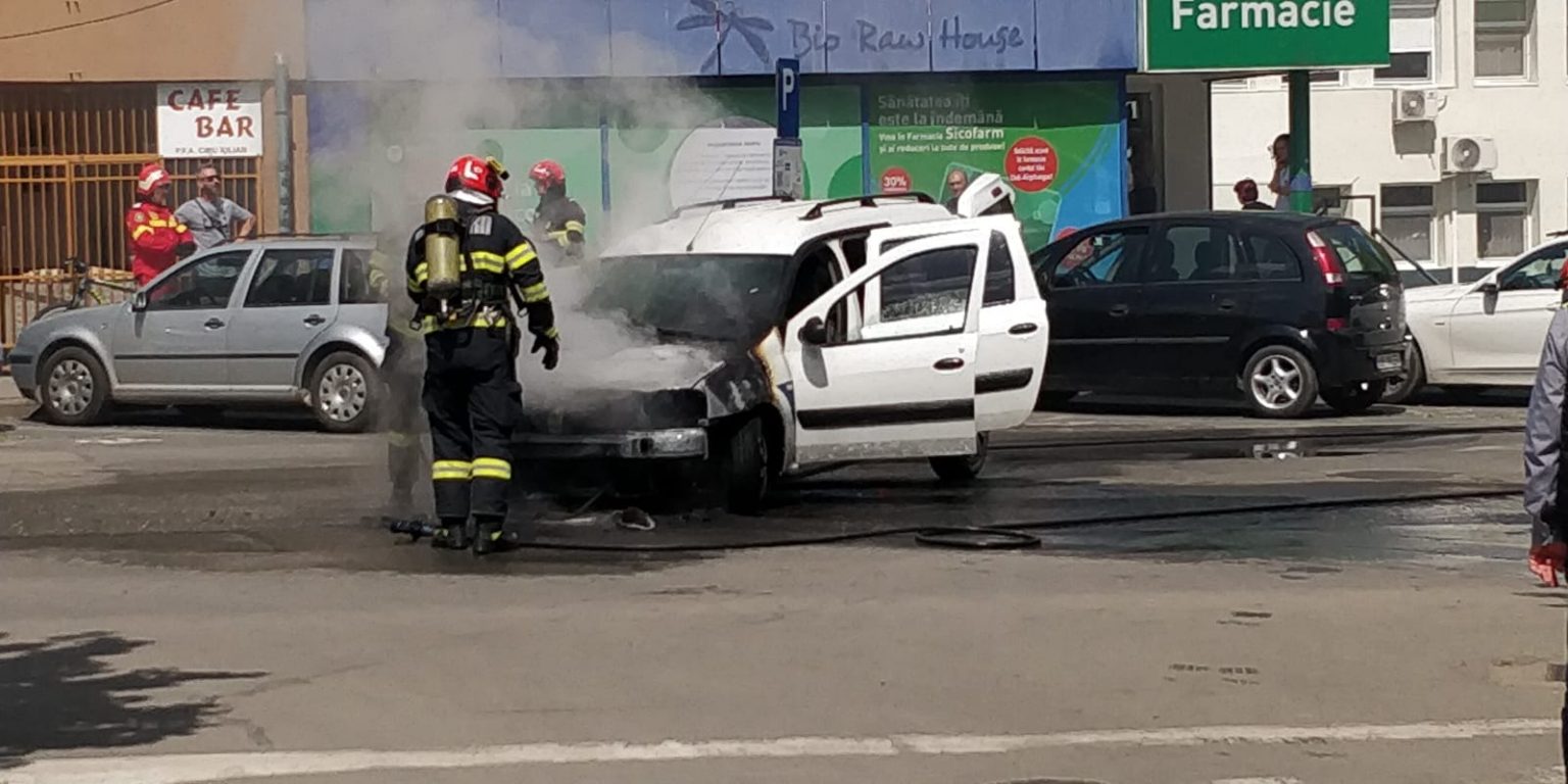 VIDEO INCENDIU la Alba Iulia O mașină a luat foc pe bulevardul