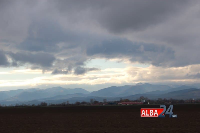 Atenționări Cod Galben de vânt puternic în Alba și alte județe. Ploi în toată țara și ninsori la munte, din acest weekend