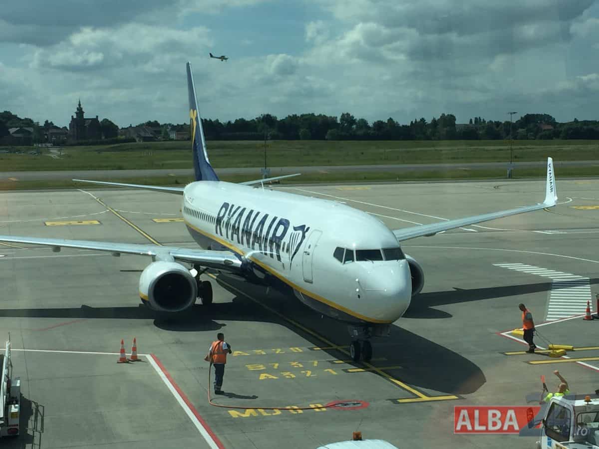 Incident pe aeroportul din Cluj-Napoca. Un avion Ryanair a rămas pe pistă după aterizare: unuia dintre piloți i s-a făcut rău