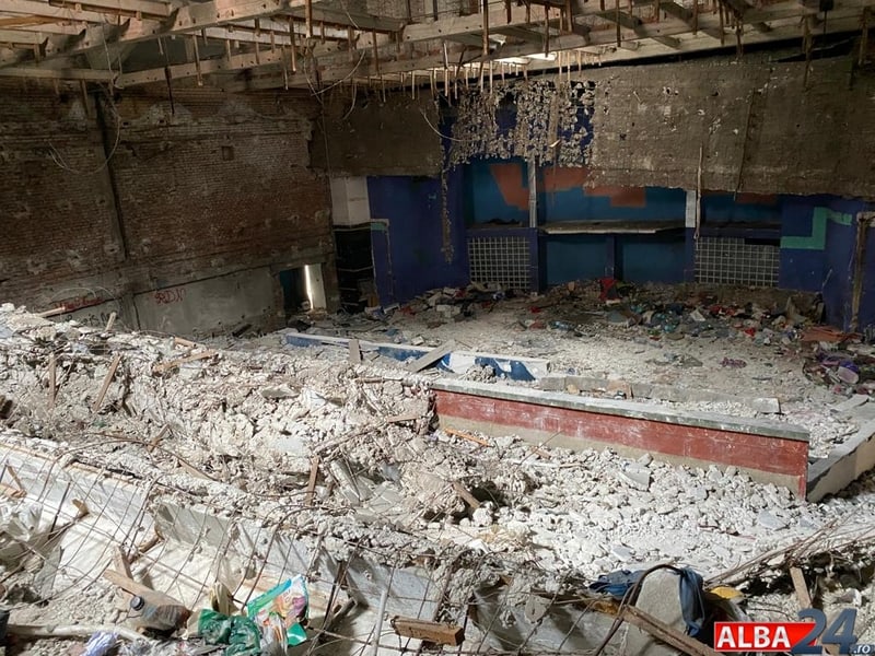 Clădirea fostului Cinema Columa din Alba Iulia va rămâne, momentan, o ruină. Contractul de reabilitare, suspendat de CNI