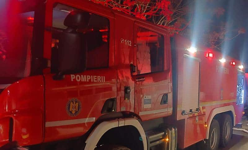 INCENDIU la Pianu de Sus. Focul a cuprins o locuință. Pompierii din Sebeș intervin cu două autospeciale
