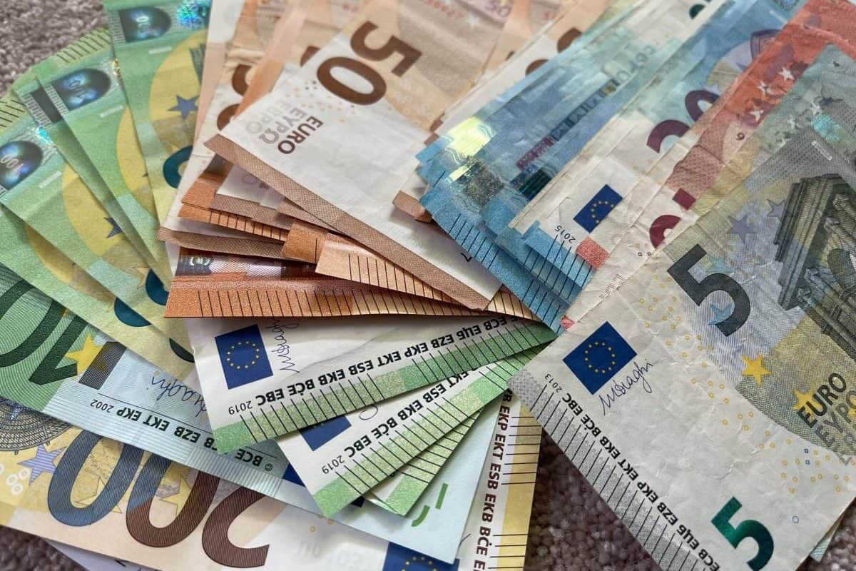 Leul atinge joi un nou prag istoric în raport cu euro și continuă să se deprecieze