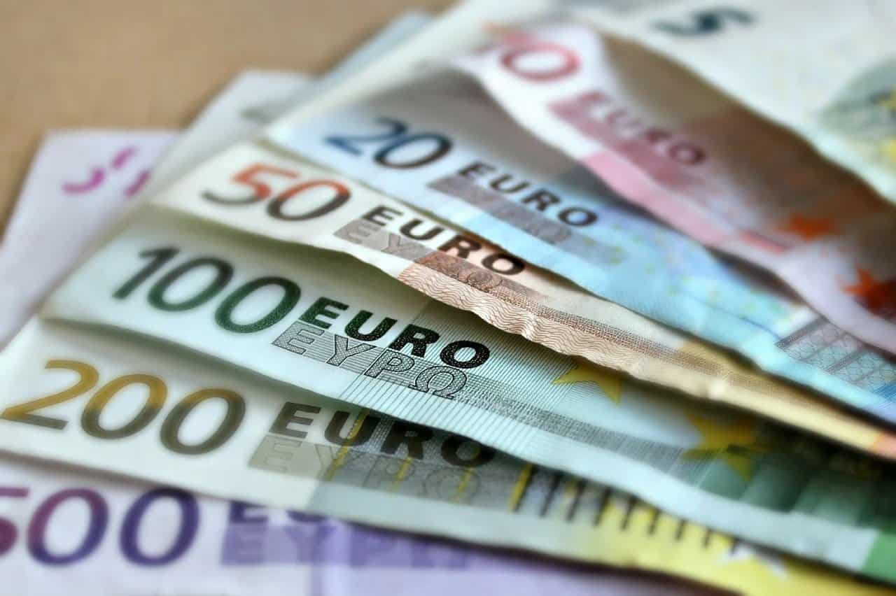Credite ipotecare în euro: cât pot crește ratele românilor dacă Euribor urcă pe fondul tensiunilor din Iran. Exemplu de calcul