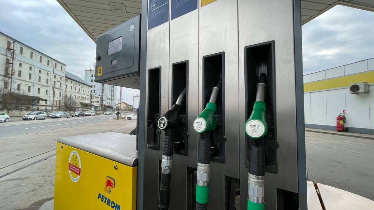 Măsurile pe piața carburanților, pregătite de Guvern, vor genera o reducere de maxim 50 de bani pe litru. CES a dat aviz negativ