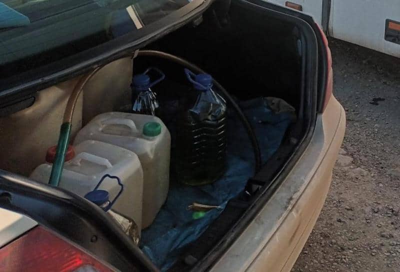 Au furat aproape 200 de litri de motorină, într-o noapte, din autoutilitare parcate în Albac. Trei tineri, reținuți de polițiști