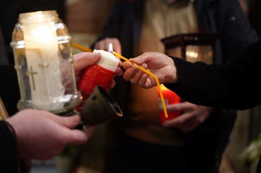 Lumina Sfântă va ajunge și anul acesta în țările ortodoxe, în ciuda războiului. Anunțul făcut de trimisul BOR la Locurile Sfinte
