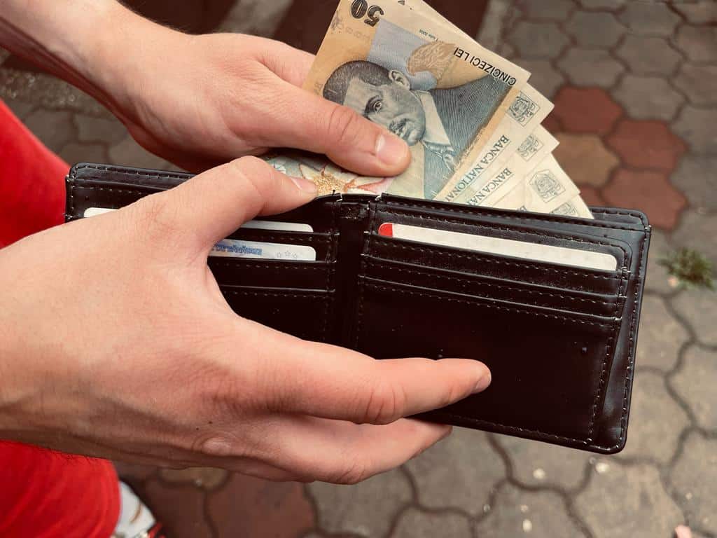 În ce țară sunt cele mai mici salarii din Uniunea Europeană. Cât au crescut veniturile în România