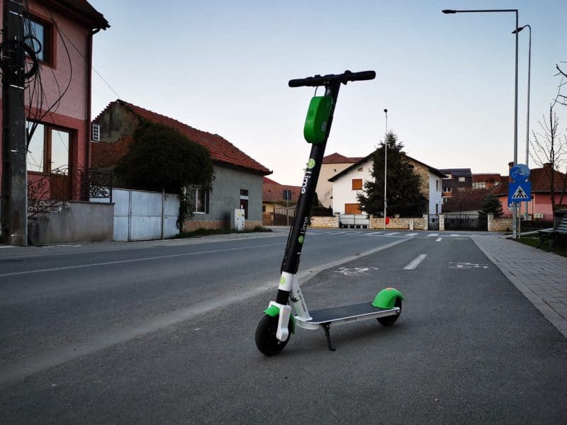 Noi reguli dure pentru circulația pe trotinete electrice: Minorii sub 16 ani nu mai au voie să le utilizeze. Asigurare obligatorie