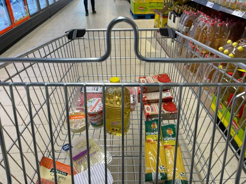 Două femei care au regândit ”metoda Maradona” și au pus-o în practică în magazinul Selgros din Alba Iulia, iertate de anchetatori