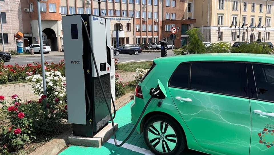 Cât crește impozitul pe mașinile hibride, din 2026. Facilități fiscale eliminate