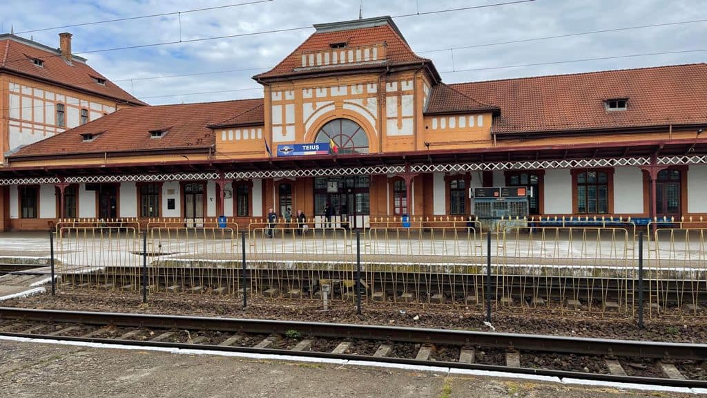 Gările din Teiuș, Aiud și Războieni intră în reparații capitale: CFR a predat amplasamentul către antreprenor. Valoarea lucrărilor