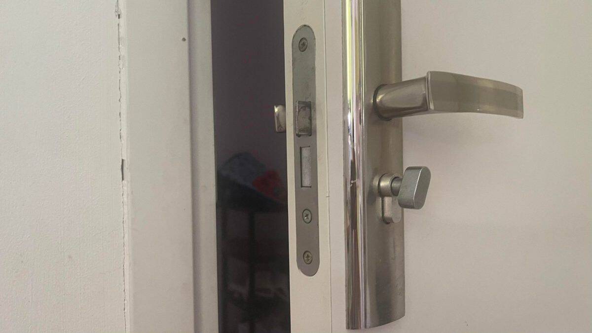 Cum verifică hoții dacă ești acasă, înainte să dea spargerea. Metodele cele mai folosite pentru a testa o locuință