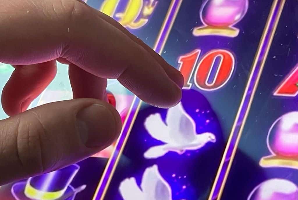 Un pensionar din Cugir care a distrus ecranul unui aparat de jocuri de noroc a ajuns în fața instanței. Ce pedeapsă a primit