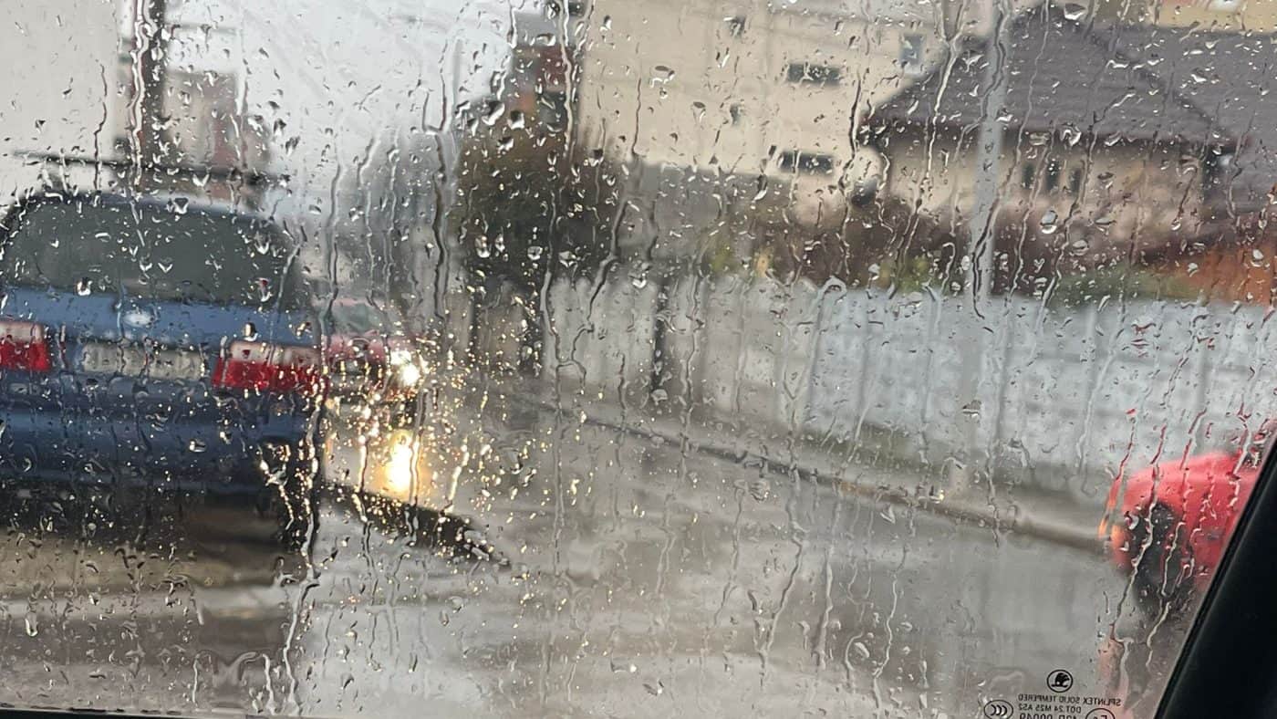 Informare meteorologică ANM: Ploi, ninsori la munte și vânt puternic, până marți dimineața