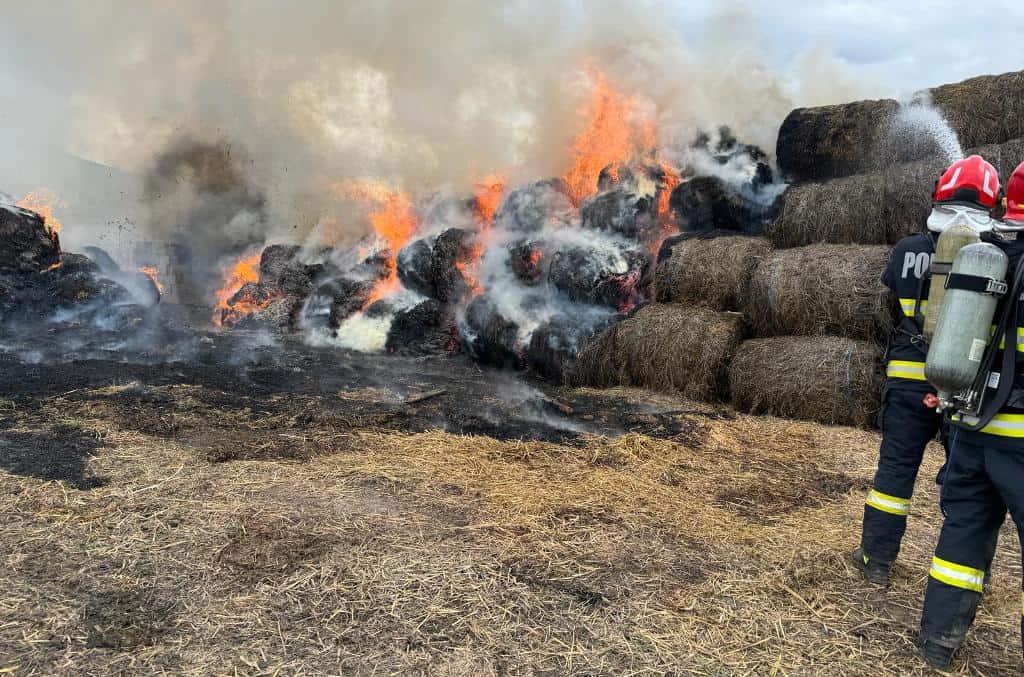 INCENDIU la Gârbova. Focul a cuprins 300 de baloți de paie. Intervin pompieri din Alba și Sibiu, cu trei autospeciale
