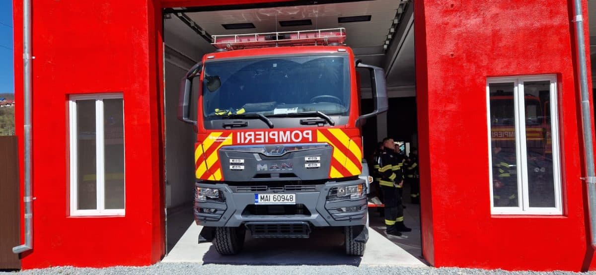 Incendiu de vegetație pe Valea Bistrii. Intervin pompierii din Câmpeni