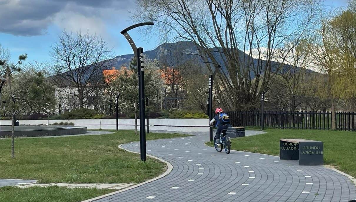 Bicicletă vs autoturism personal: Scumpirile la carburanți pot fi compensate cu soluții de deplasare mai ieftine și mai eficiente
