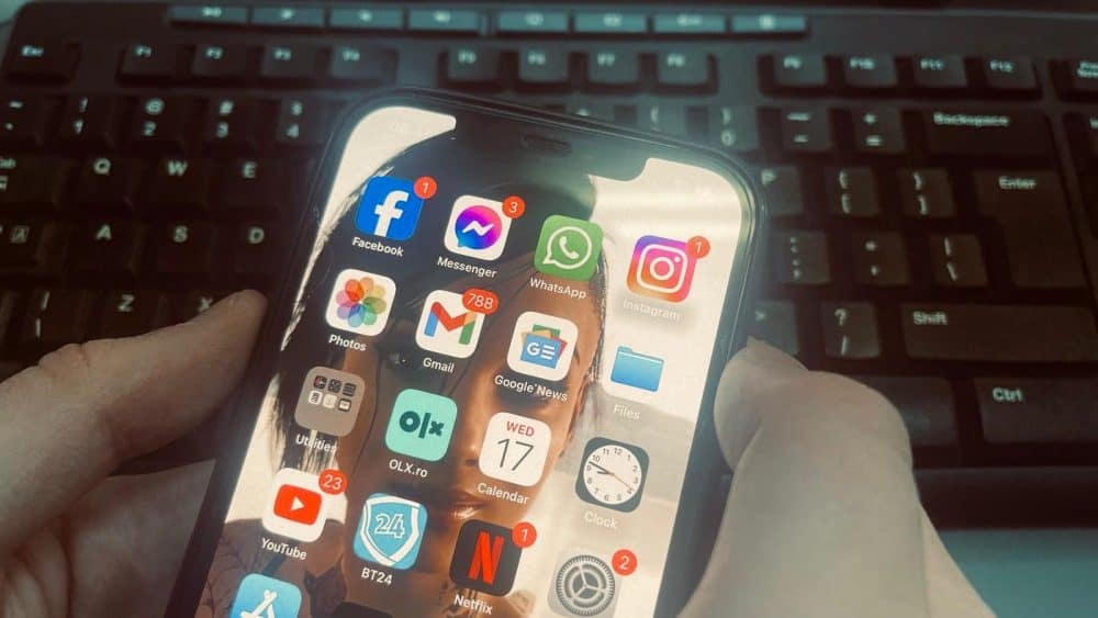 Un țepar de pe Facebook, iertat de judecătorii din Aiud. A postat că vinde un telefon, dar în coletul expediat a pus altceva