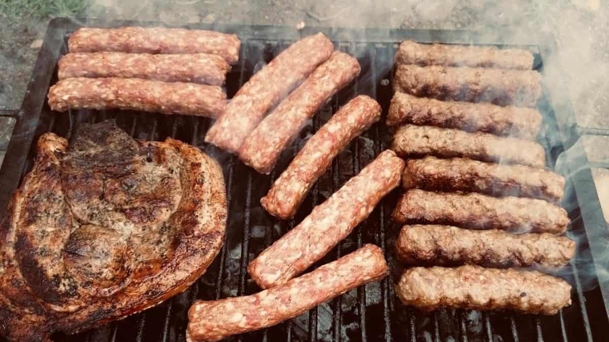Câte E-uri poate conține masa de 1 Mai. Mici, muștar, pâine, deserturi și băuturi. Analiză InfoCons
