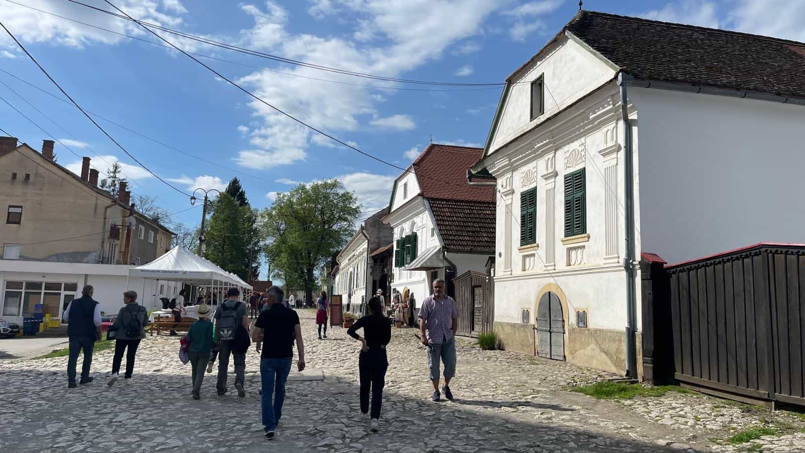Patronatele din turism cer menținerea impozitului redus cu 50% pentru imobile folosite ca structuri de primire turistică sezonieră