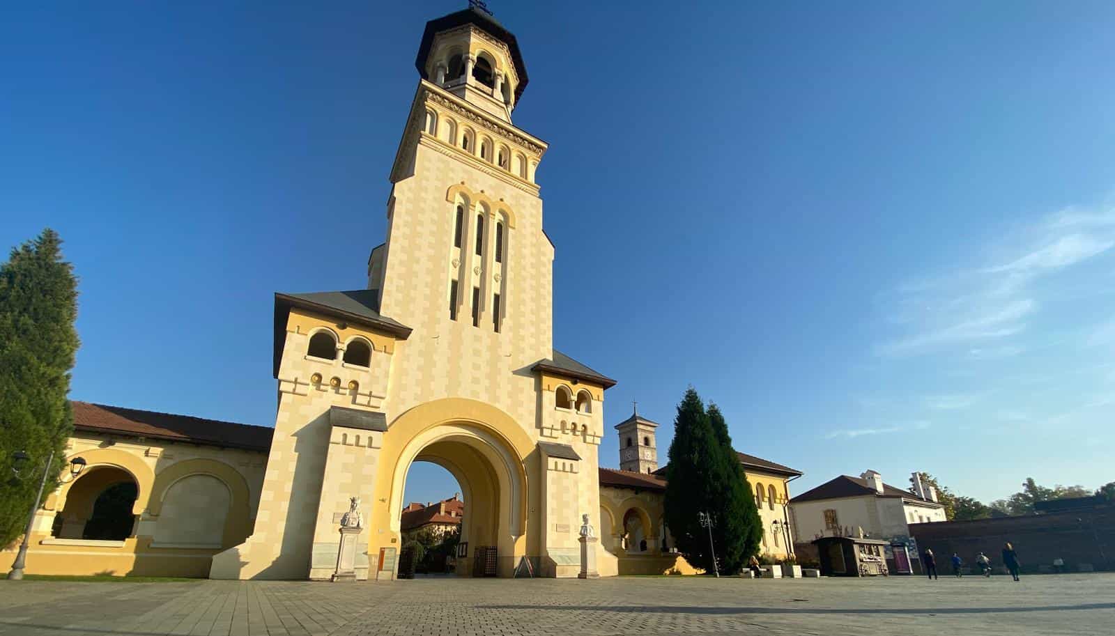 Programul Slujbelor de Paște la Catedrala Încoronării din Alba Iulia. Când se distribuie paștile către credincioși