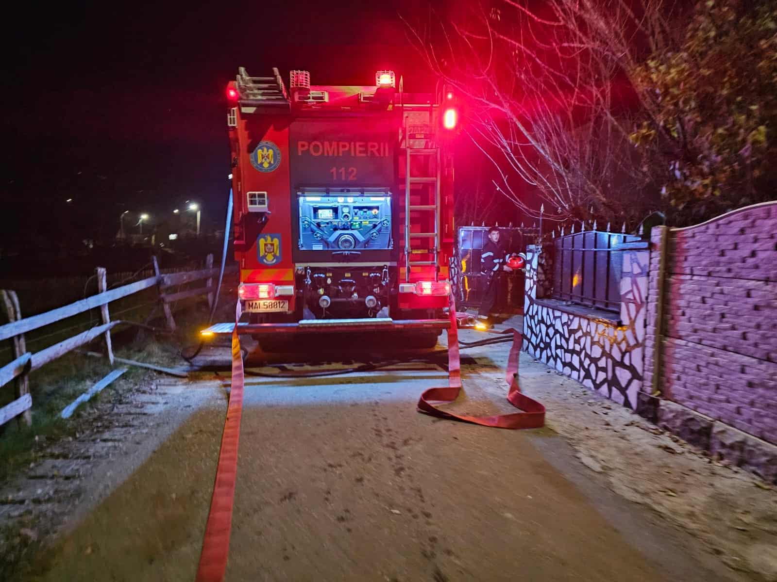 Incendiu în comuna Ocoliș. Focul a cuprins două locuințe. Intervin pompieri din Alba și Cluj
