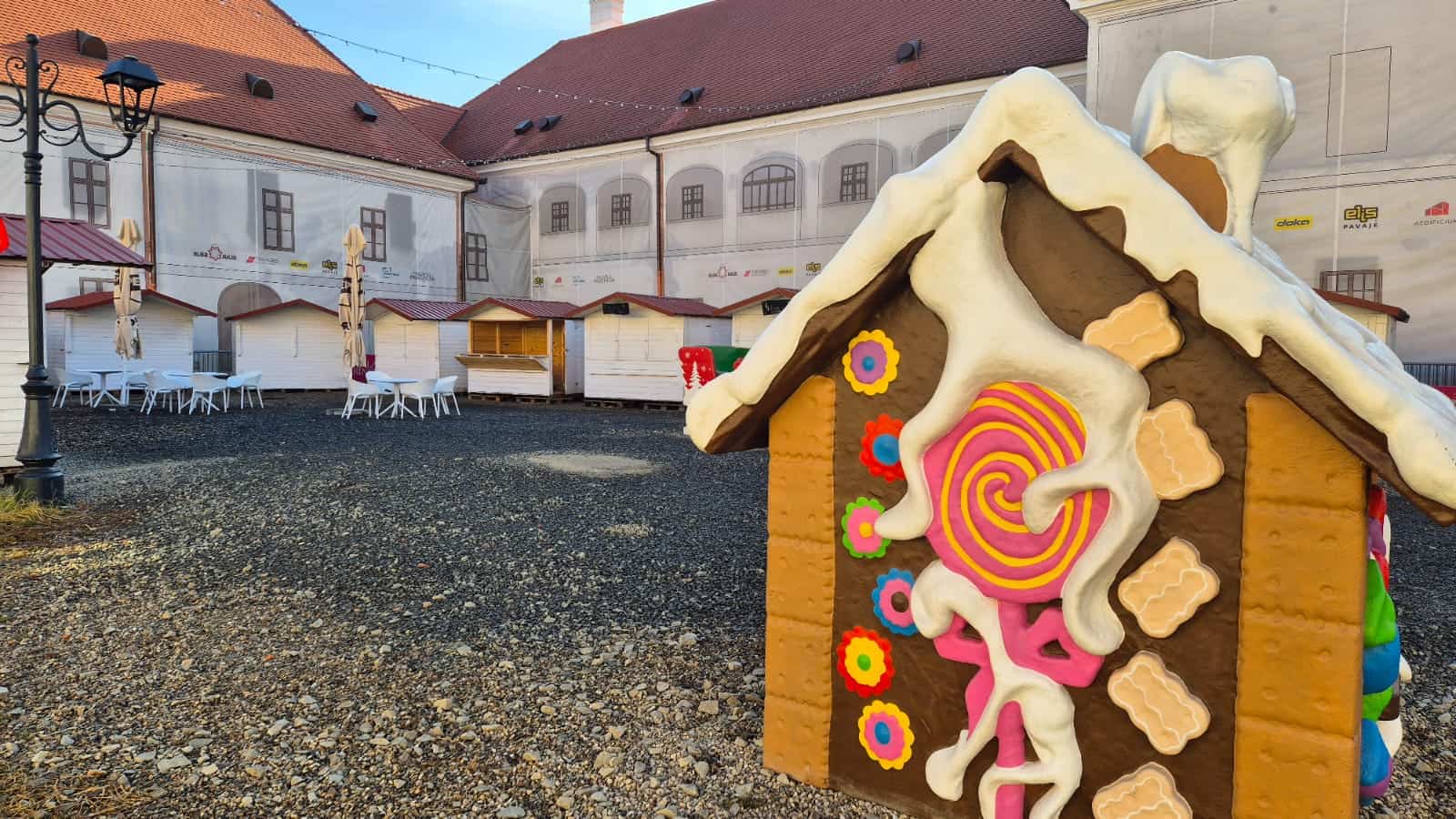 Târgul de Crăciun din curtea Palatului Principilor: Se închiriază căsuțele pentru comercianți. Procedura și perioada târgului