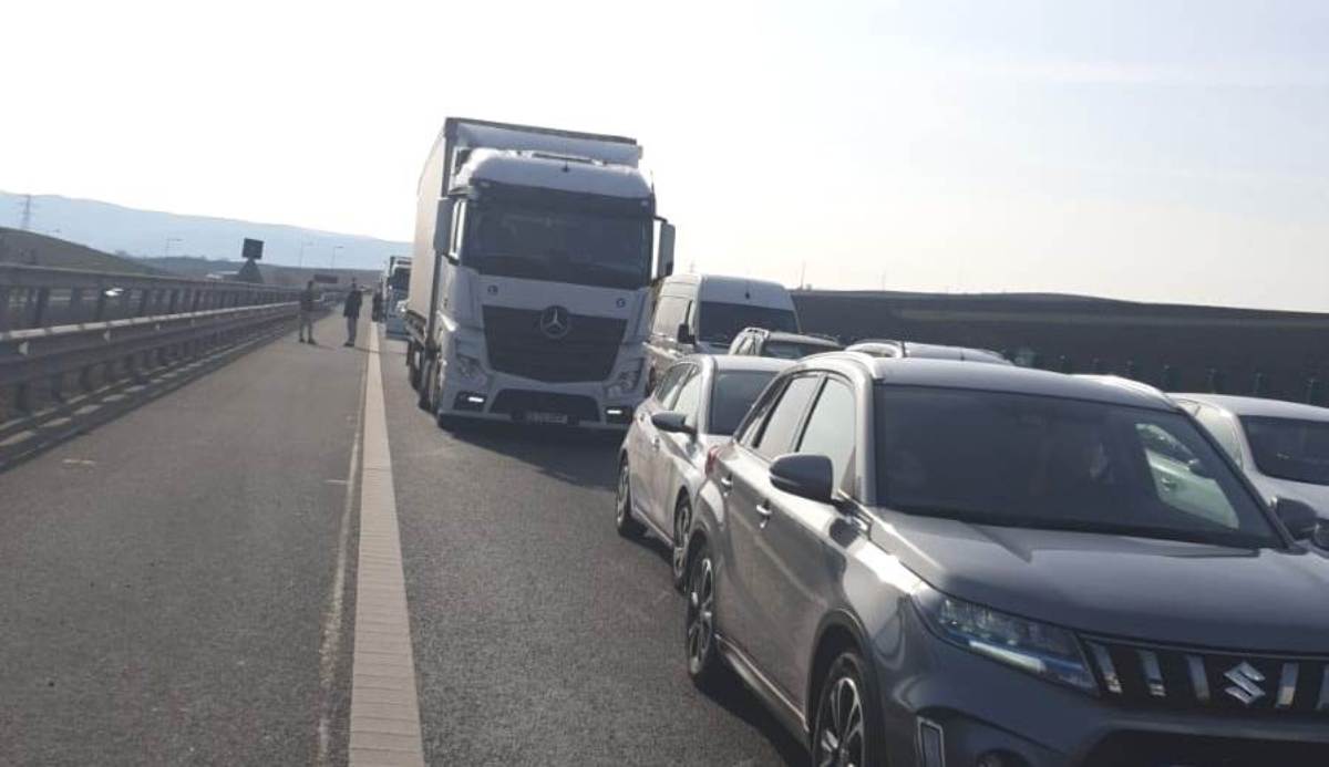 Accident pe Autostrada A1, în zona Cugir: O autoutilitară a ieșit de pe drum