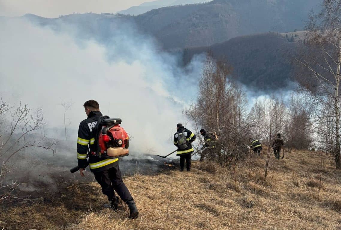 Amendă de 5.000 de lei pentru un bărbat care a provocat un incendiu de vegetație, la Șard. ISU Alba, apel la cetățeni