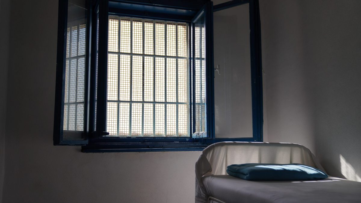 Un bărbat din Aiud a ajuns la închisoare. Cât va sta după gratii pentru mărturie mincinoasă și tăiere ilegală de arbori