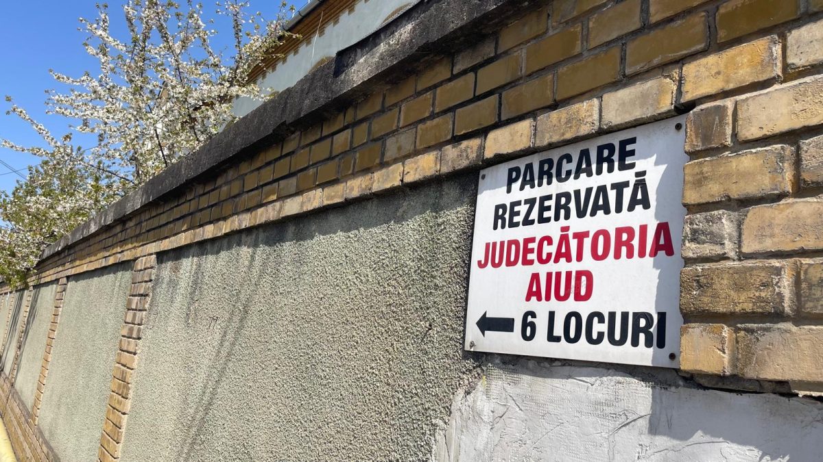 A înjurat magistrații Judecătoriei Aiud și va fi judecat de colegii lor. Cum i-a făcut un bărbat pe judecătorii care îl audiau