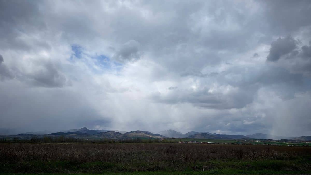 Vremea de weekend în Alba, 27-29 martie: temperaturi în scădere, ploi și ninsori la munte. Prognoza meteo pe zile și localități