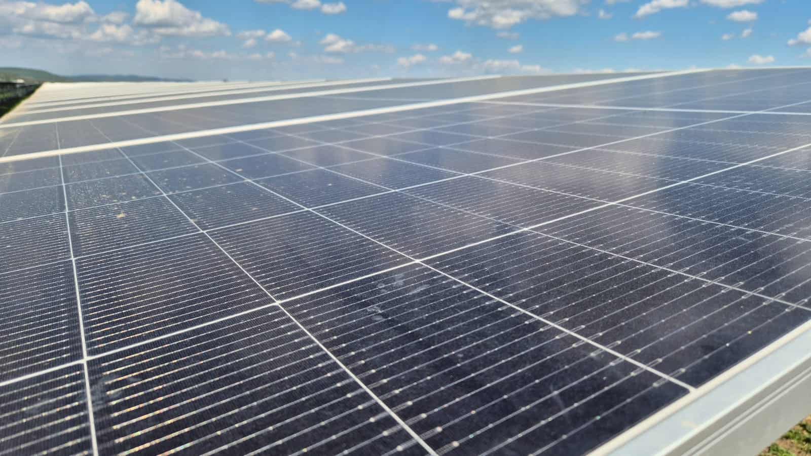Investiție în energie verde, la Abrud. O centrală fotovoltaică de 0,44 MW va tăia din costurile administrației locale la curent