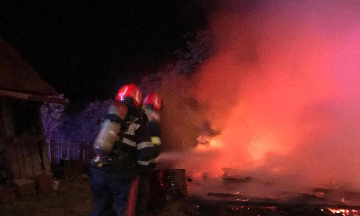 Incendiu în Bistra: O anexă gospodărească, cuprinsă de flăcări