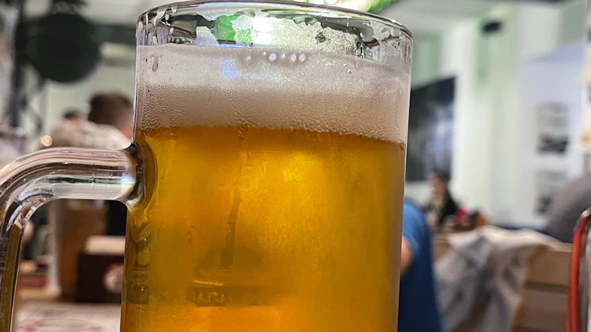 A fost bătut în bar, dar a mai rămas 30 de minute să își bea berea. Bărbați din Alba, condamnați după ce au bătut un amic de pahar