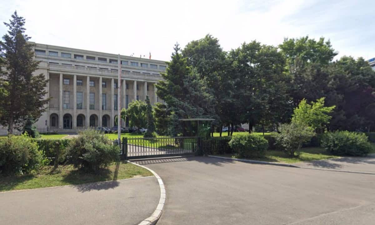 Adaos comercial plafonat la alimente de bază încă 3 luni. Reducerea accizei la carburanți, luată în calcul. Decizii în Coaliție