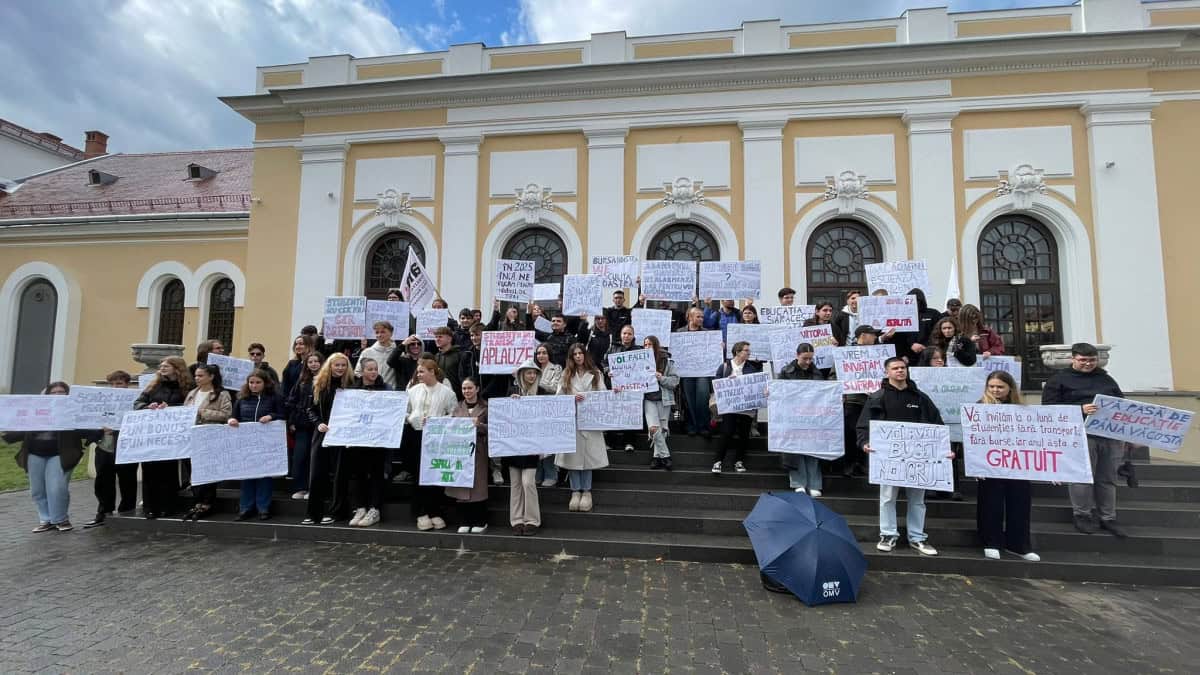 Studenții din Alba Iulia protestează față de tăierea subvenției la transport și diminuarea burselor. Când vor ieși în stradă