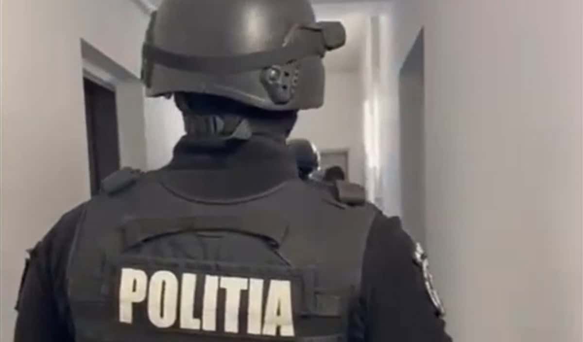 Un tânăr din Alba, ar fi violat și agresat o minoră în vârstă de 13 ani. Ce au găsit trupele speciale în timpul unei percheziții