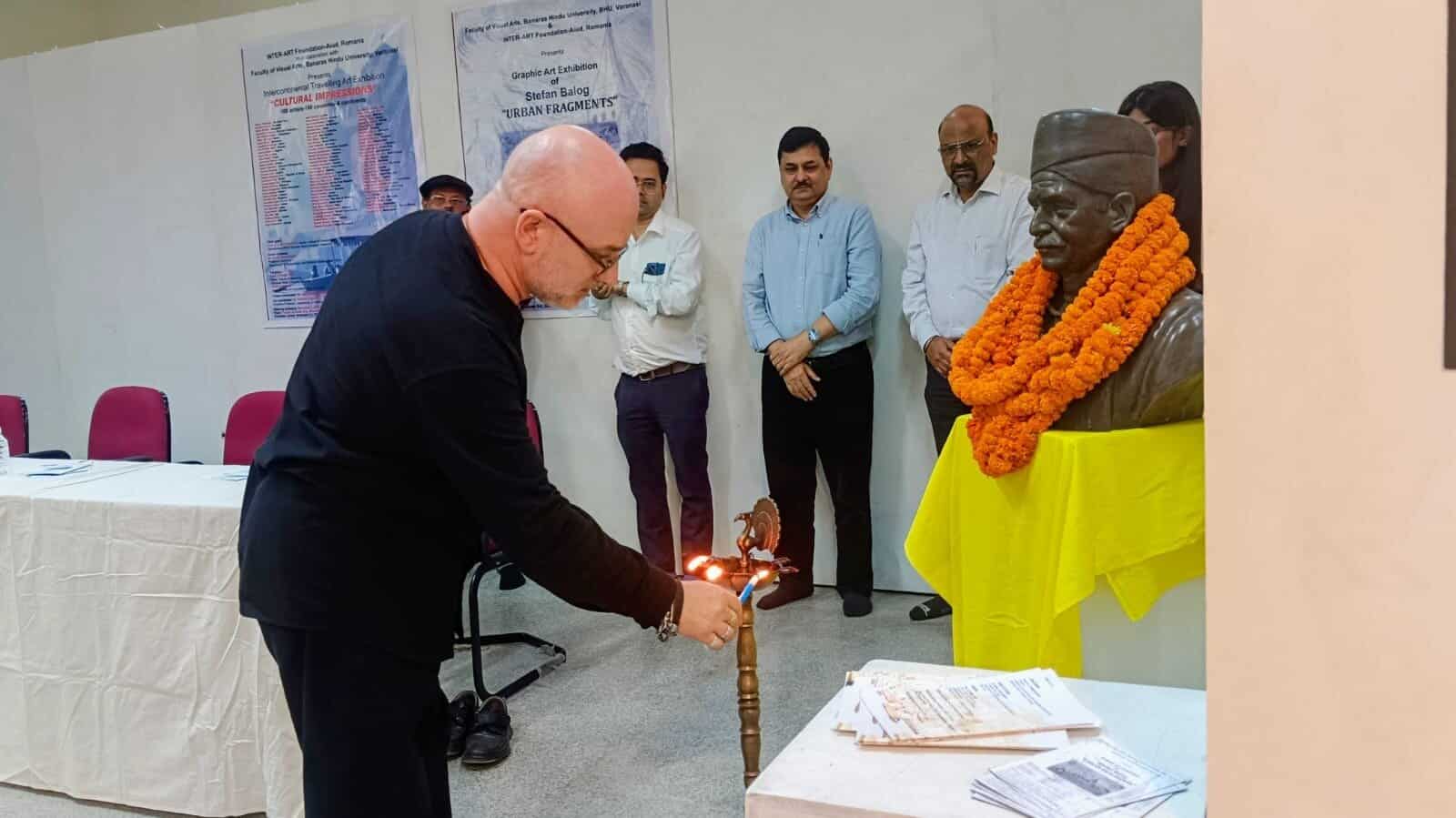 Expoziții de artă în India: Inter-Art Aiud prezintă „Impresii culturale”. Stefan Balog promovează arhitectura județului Alba