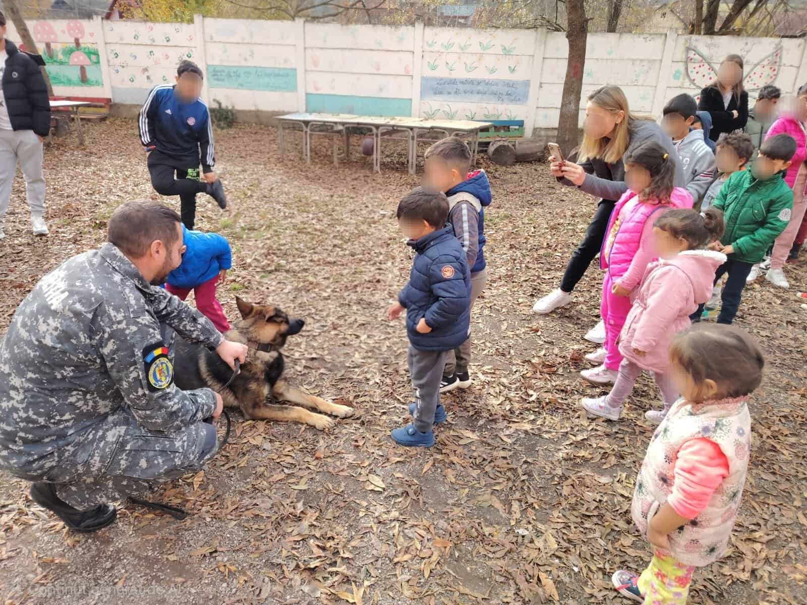 FOTO: Polițiștii și jandarmii au discutat cu peste 350 de elevi din Aiud despre consecințele bullyingului. Ce alte teme au abordat