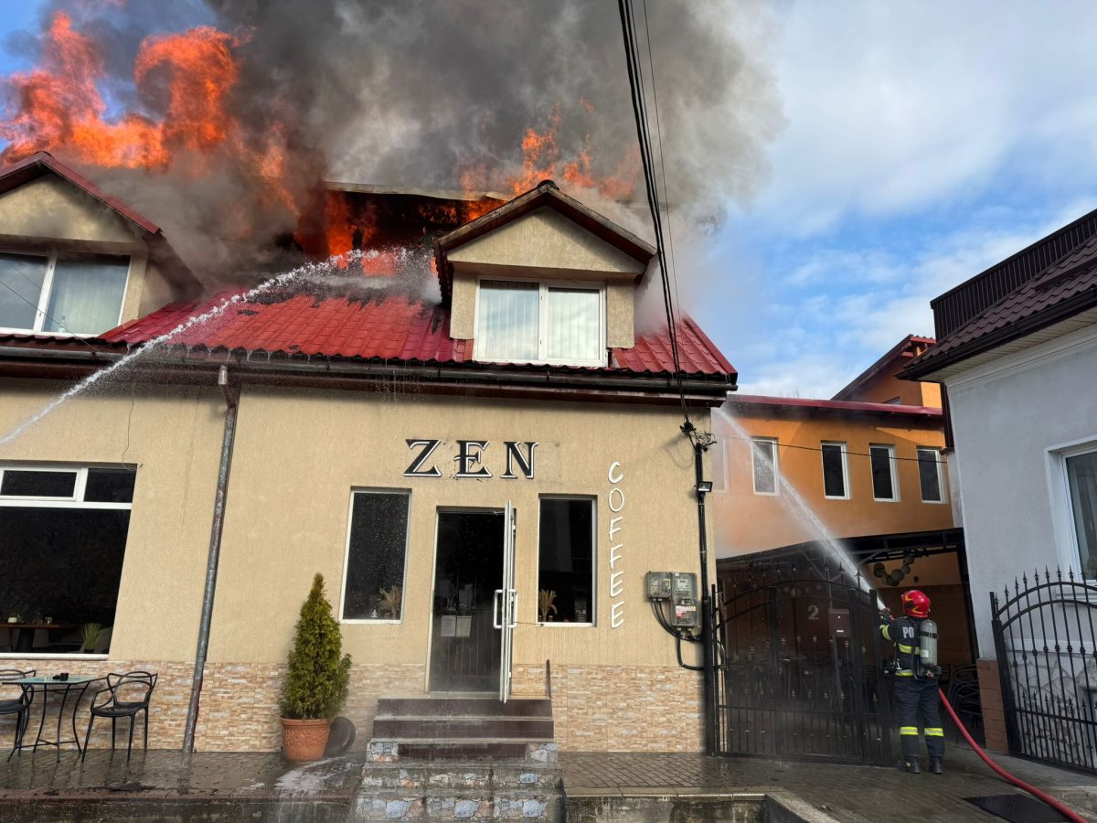 FOTO: INCENDIU la Câmpeni: Un bar din oraș a fost cuprins de flăcări