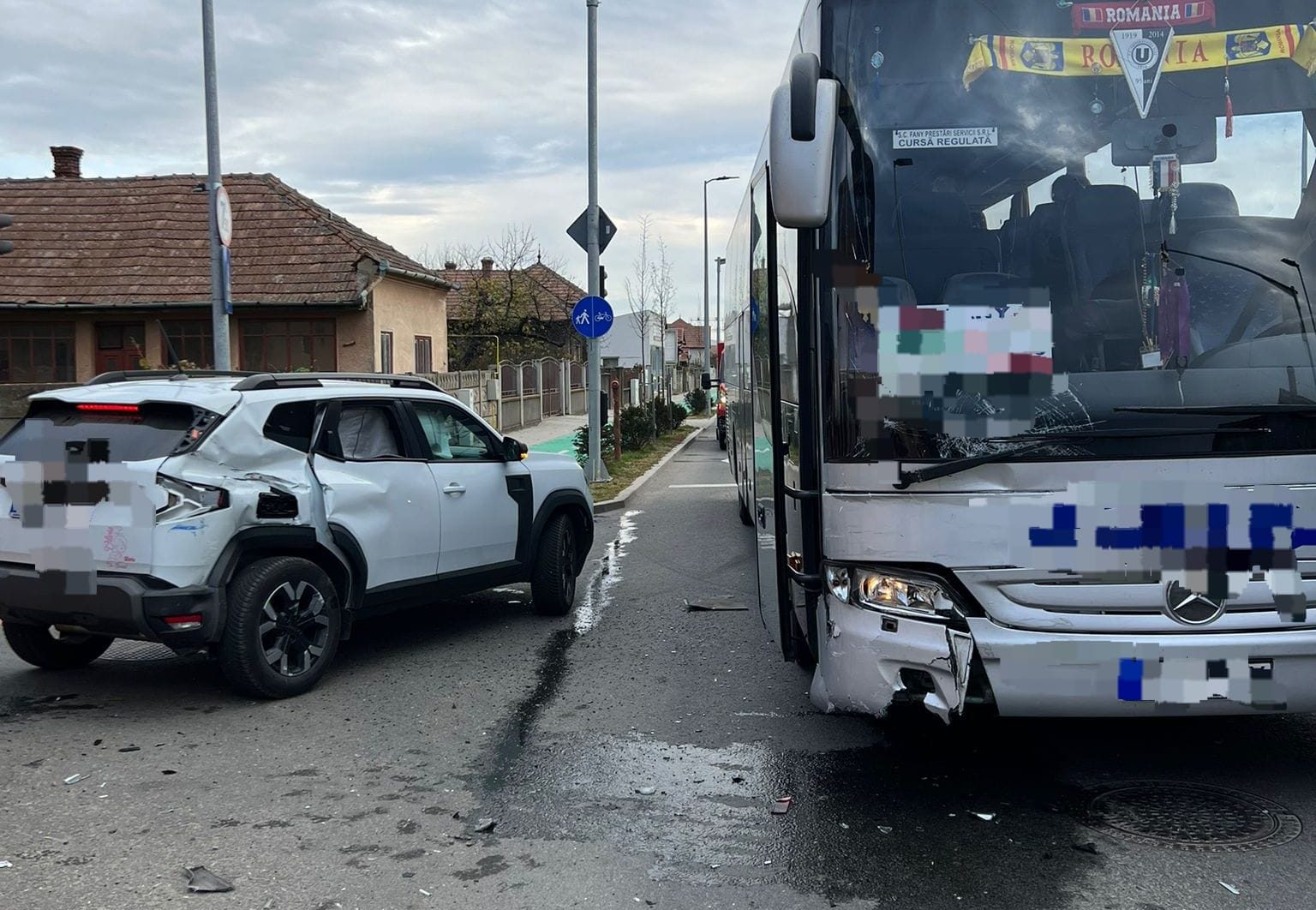 FOTO: ACCIDENT rutier la Alba Iulia. Impact între o mașină și un autocar, în zona Partoș