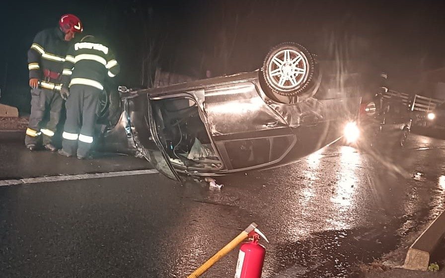 FOTO ACCIDENT rutier la Rimetea. ISU Alba intervine cu o autospecială de stingere și un echipaj SMURD