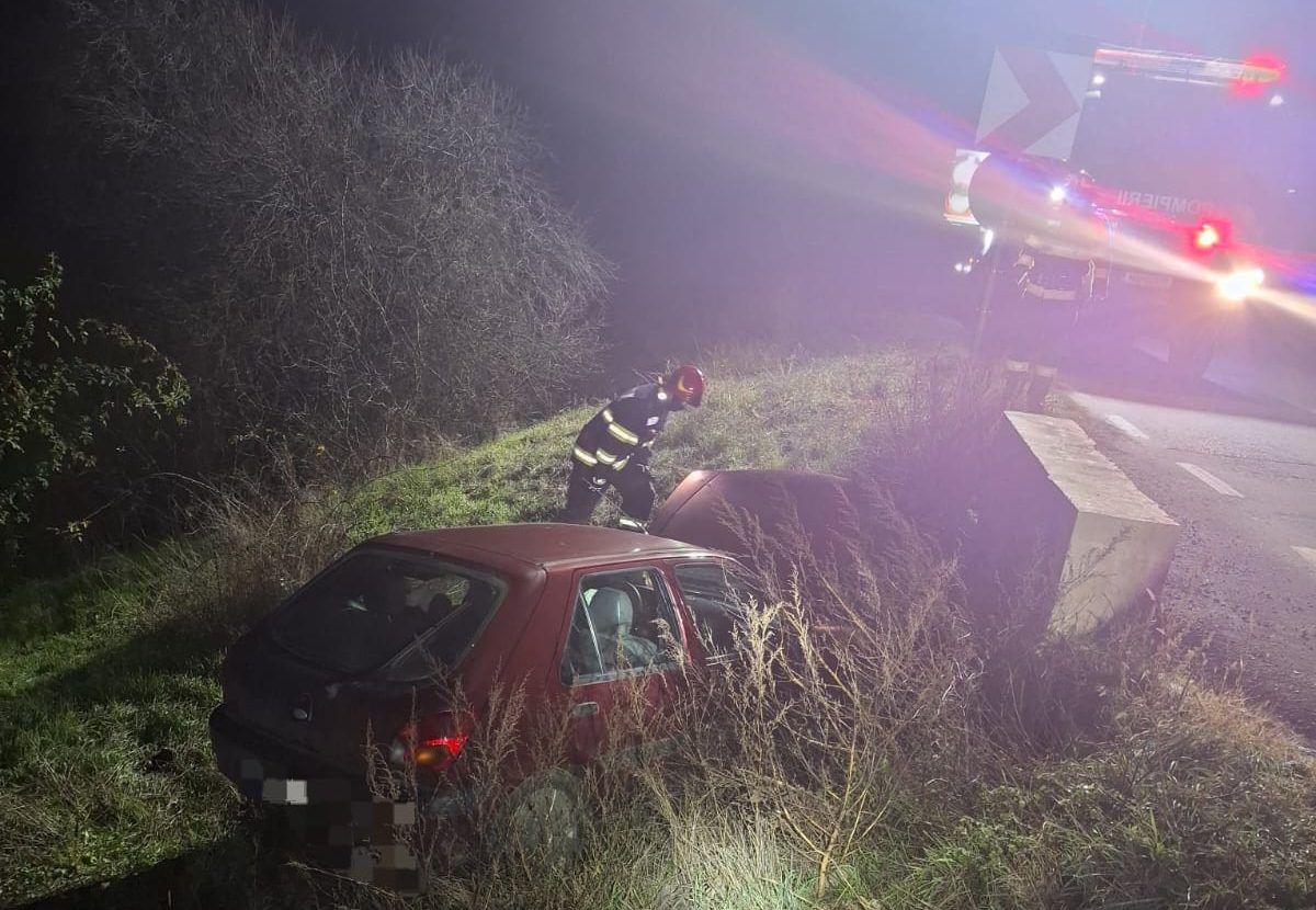 FOTO: Accident rutier pe DJ 106, între Sebeș și Daia Română. O mașină a ieșit în afara șoselei