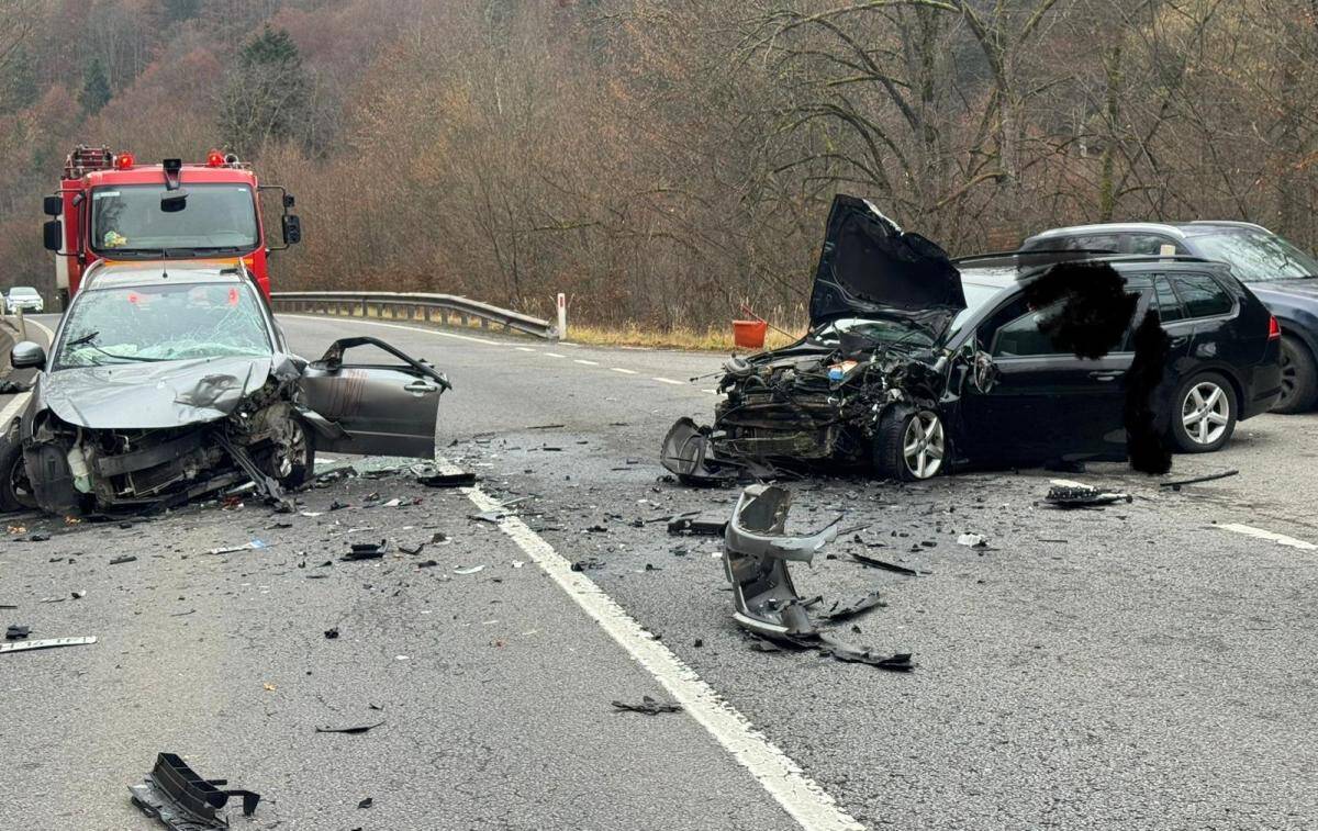 FOTO: Două persoane din Alba, rănite într-un accident grav pe DN15 în județul Mureș. Două mașini s-au lovit