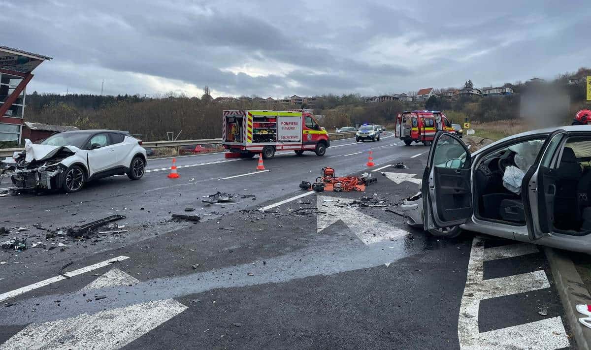 VIDEO: Un bărbat din Alba a murit într-un accident grav pe DN1 la ieșire din Cluj. Alte 3 persoane rănite, inclusiv un copil