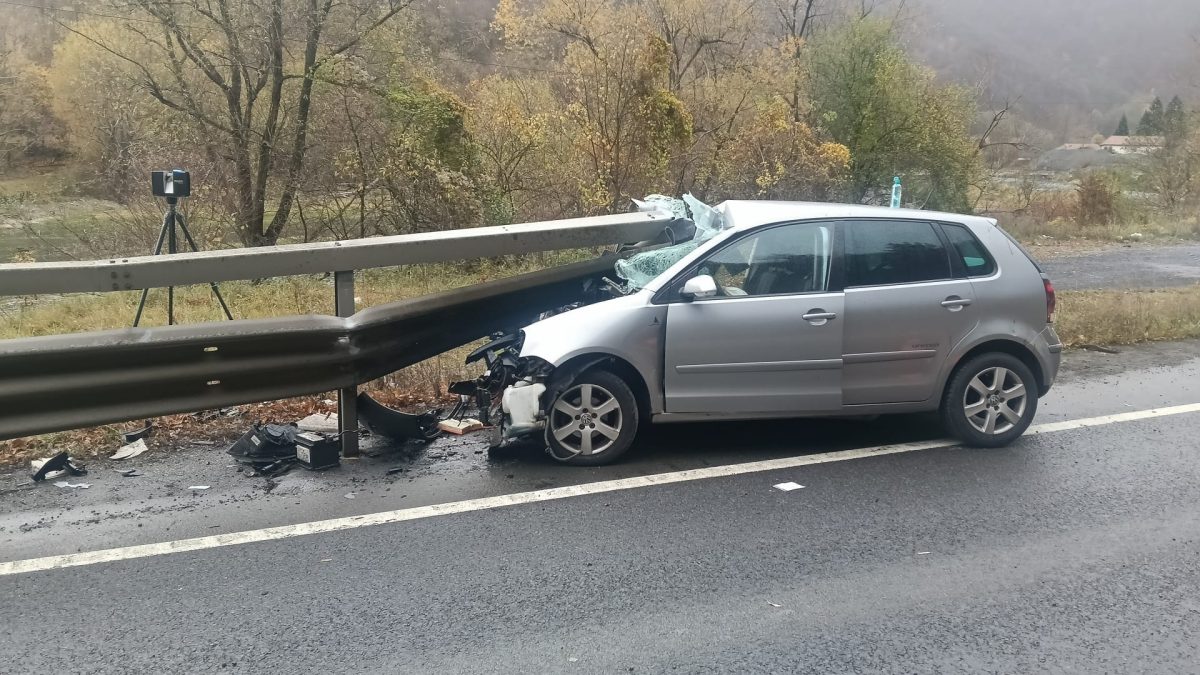 FOTO: Accident grav pe DN7 Valea Oltului. Mai multe persoane au fost rănite, după ce o mașină a intrat într-un parapet