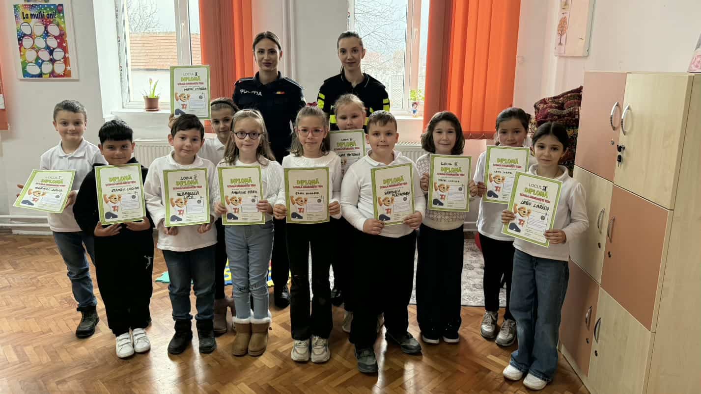 FOTO: Polițiștii din Alba, activitate informativ-preventivă la Școala Gimnazială din Pianu de Sus